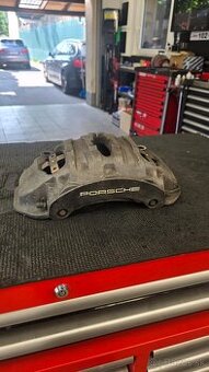 Porsche brzdový strmen
