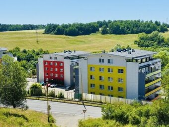 Na predaj: priestranný 3-izbový byt s terasou v obľúbene - 1