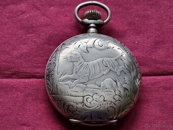 Veľké,strieborné vreckové hodinky.
