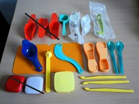 Tupperware plastové kuchynské výrobky, krájače, odmerky