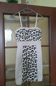 Krémové mini šaty s leopardím vzorom vpredu - 1