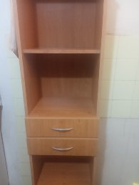 Písací stolík s vysúvom, skrinka.