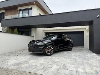 Predám Ford Mustang Mach-E 75,7kWh AWD STD - 1