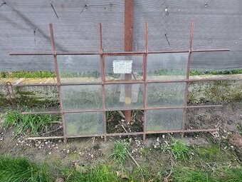 Kovane zelezne pivnicne okno