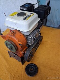 Benzínovy motor s prevodovkou