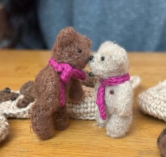 Háčkovaný medvedík (handmade) uložený v malej taštičke