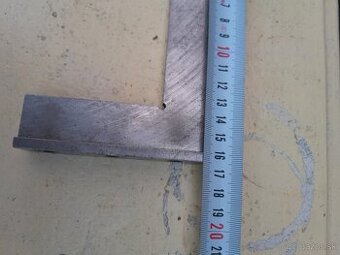 Predám kovový uholník