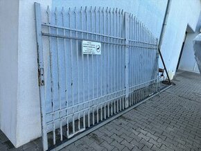 Posuvná  brána
