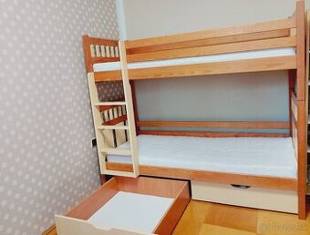 Poschodová posteľ s matracmi s perinákmi