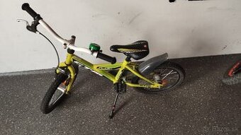 Malý bicykel, zelený s pomocnými kolieskami