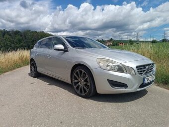 VOLVO V60 Momentum