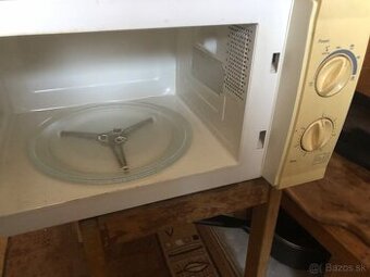 Predám mikrovlnku za 20e pripadne po dohode i doveziem