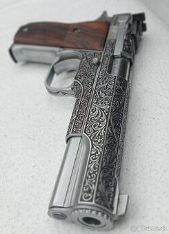 Luxusná gravírovaná pištoľ Smith & Wesson 52-1