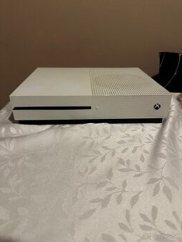 Xbox one s 1tb+hry+3 joysticky