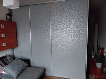 Posuvna stena, predelovacia stena