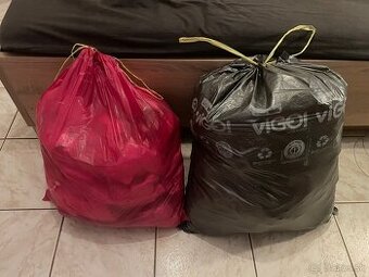 Darujem dievčenské oblečenie a kuchynku