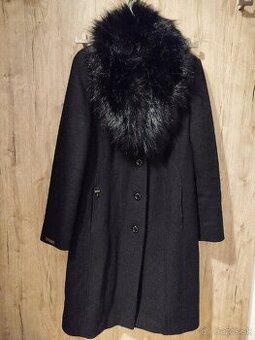 Čierny dámsky kabát