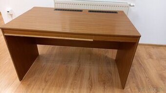 Stôl staršì č. 2, darujem za odvoz