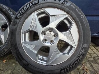 Zimné pneu s diskami Audi etron 255 / 55 R19