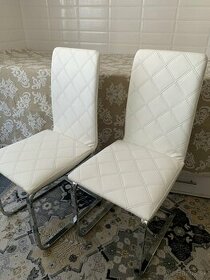 2 nové biele stoličky