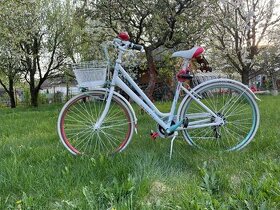 Veselý a zachovalý dámsky mestský bicykel