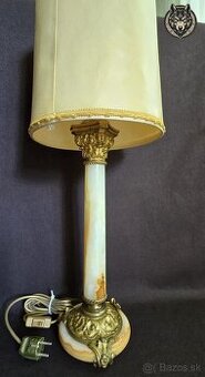 Luxusná stolná lampa s onyxovým stĺpom a bronzovým dekórom –