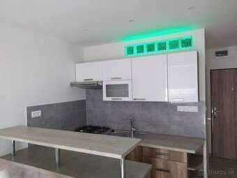 1-izbový zrekonštruovaný, plne zariadený byt s balkónom