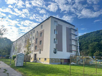 Tehlový 2-izbový byt s veľkým balkónom v Tr. Tepliciach