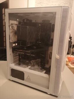 Herný PC – Ryzen 7 5700X3D + RTX 4060 – Výborný stav