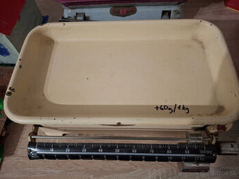 Stará kovová kuchynská váha