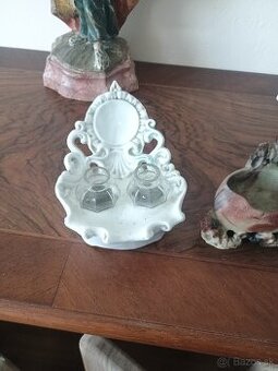 Starožitné šálky a porcelanový kalamár