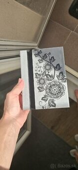 Ručne vyrobený drevený stojan na telefón