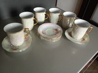 Porcelánové čajové šálky a tanieriky s perleťovým vzorom.