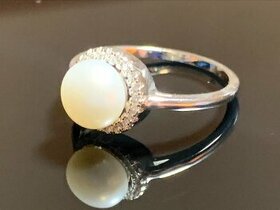 Nádherný strieborný prsteň s perlou č 54. Krabička gratis