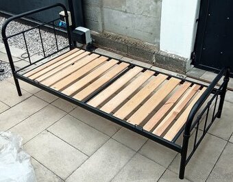 pevna kovova postel 90x200cm a drevene rosty + matrac IKEA