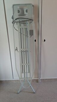 Žehliaca doska s elektrickou zástrčkou