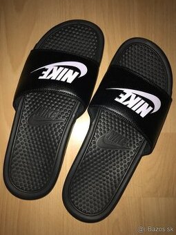 ŠĽAPKY NIKE BENASSI JDI veľ. 45 (UK10) + darček