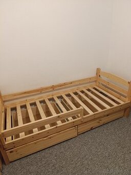Masívna posteľ s úložnými priestormi