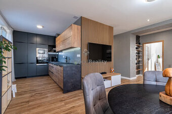 NA PREDAJ KOMPLETNE ZREKONŠTRUOVANÝ 2 IZBOVÝ BYT S BALKÓNOM