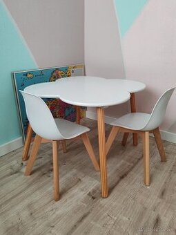 Stol s 2mi stolickami