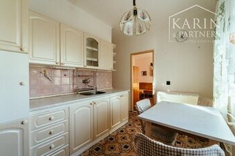 PRIESTRANNÝ 2i BYT S LOGGIOU A DVOMA PIVNICAMI