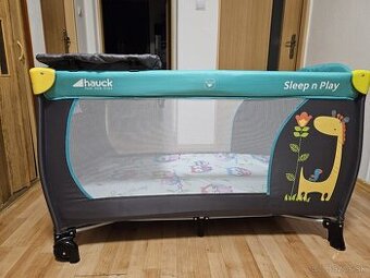 Hauck cestovná postieľka a ohrádka s prebalovacim pultom.