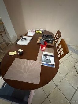 Pekny drevený Stolík