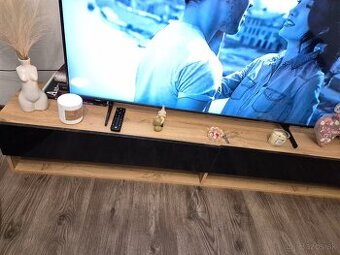 Skrinka pod TV