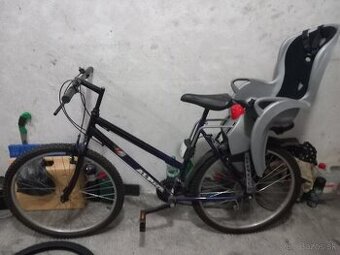Horský bicykel z detskou sedačkou.