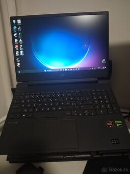 Herný notebook HP Victus + Samsung Curved monitor 27" 240Hz