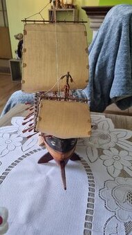 Loď drevena