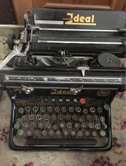 stary mechanicky retro pisaci stroj