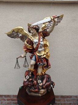 Drevená socha Svätého Michala