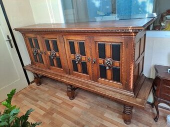 Starozitna vyrezavaná komoda